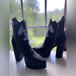 heeled black pointed boots with dragon print on front. Worn once